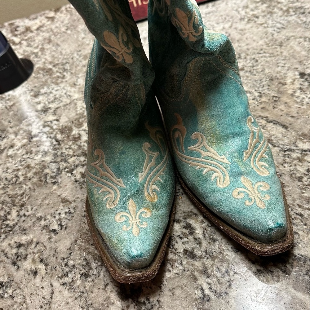 Women’s Turquoise Corral Embroidered Boots excellent condition! 2 inch heel